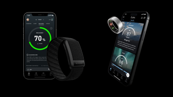 Whoop 4.0 apyrankės ir Oura Ring 4 žiedo palyginimas ant stalo