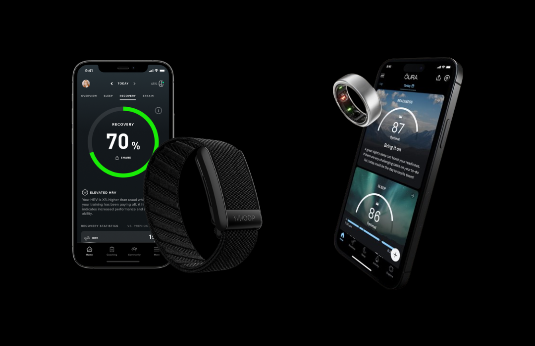 Whoop 4.0 apyrankės ir Oura Ring 4 žiedo palyginimas ant stalo